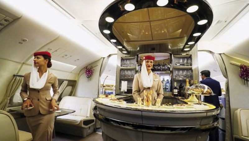 新世代旅客希望在飛機上也能有社交空間，酒吧已成大型飛機頭等艙的標準配備。
